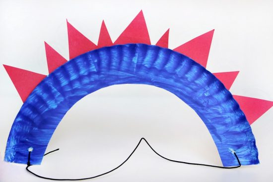 Fun and easy 4th of July craft for kids! An easy patriotic paper plate craft that kids can make!