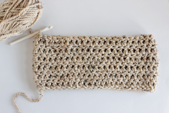 6 Rounds Double Crochet Chunky Cowl @makeandtakes.com