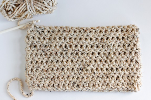8 Rows Chunky One Skein Crochet Cowl @makeandtakes.com