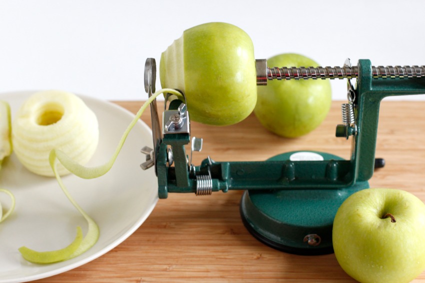 Apple Peeling for an Apple Pie Tort