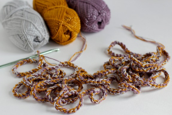 Chain Stitch Crochet Necklace @makeandtakes.com #crochetaday
