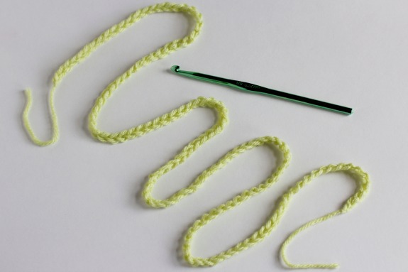Chain Stitch Yarn Scraps @makeandtakes.com #crochetaday