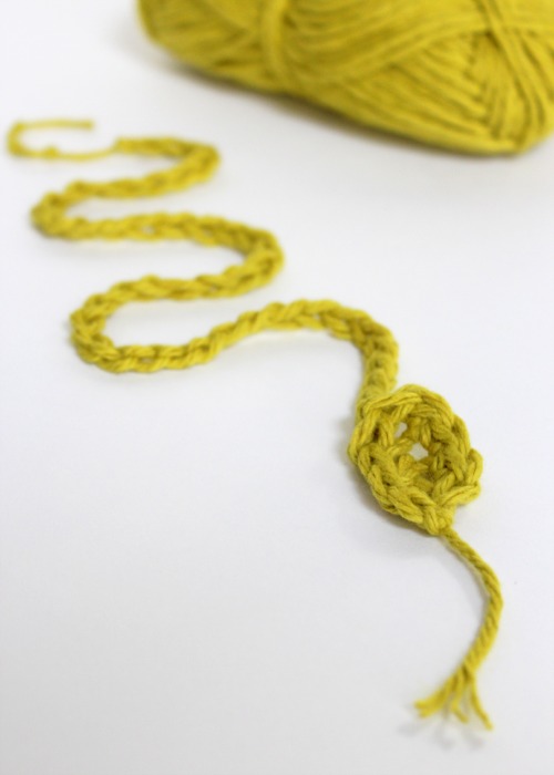 Chain Stitching a Crocheted Snake makeandtakes.com