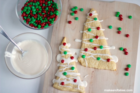 Christmas Crescent Roll Tree Treats @makeandtakes.com