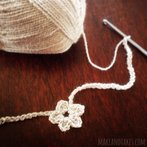 Crochet Mini Flower Necklaces @makeandtakes.com #crochetaday