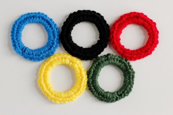 Crocheting Olympic Rings for the Winter Games @makeandtakes.com