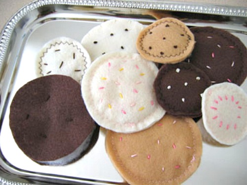 Felt Sugar Cookies Tutorial @makeandtakes.com