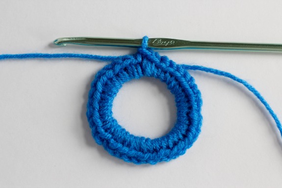 Finished Crocheted Olympic Rings with Pipe Cleaners @makeandtakes.com