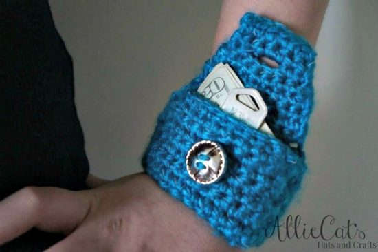 free-pattern-for-wrist-cuff-using-reflective-yarn-perfect-for-keeping-a-few-dollars-and-a-key-for-those-days-that-you-dont-want-to-carry-your-bag-around
