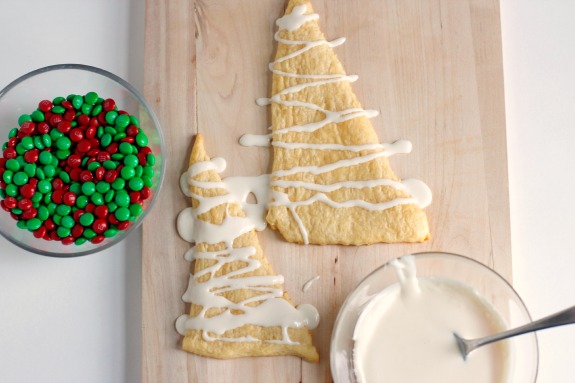 Frosting Crescent Roll Christmas Trees @makeandtakes.com