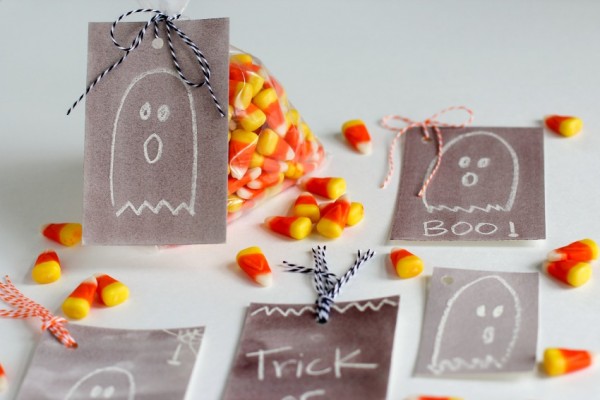 Halloween Gift Tags with Watercolor Crayon Ghosts @makeandtakes.com