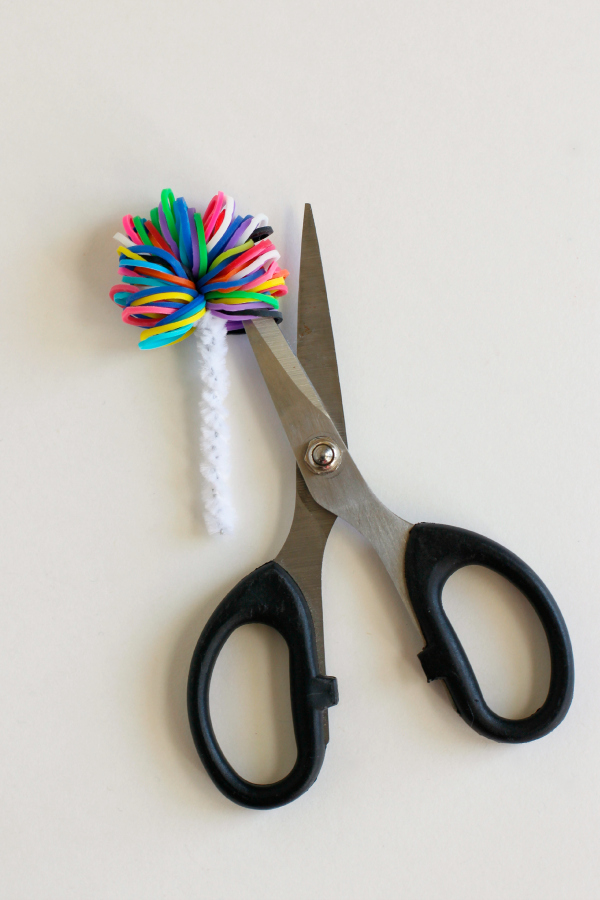 Make Fluffy Rainbow Loom Band Pom Poms