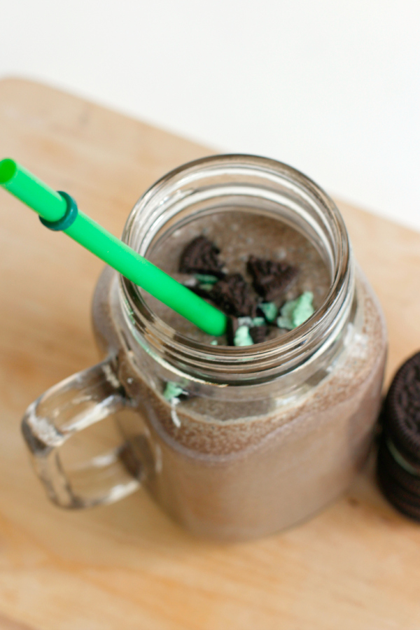 Mint Oreo Smoothie with Mint Oreo Topping