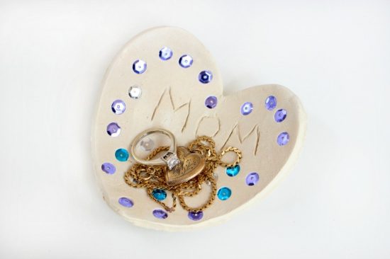 Kid-Made Jewelry Dish Gift for Mother's Day! A fun craft for kids that makes an adorable keepsake for mom or grandma