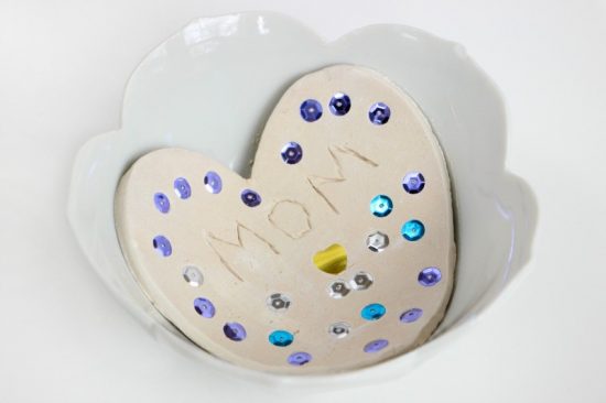 Kid-Made Jewelry Dish Gift for Mother's Day! A fun craft for kids that makes an adorable keepsake for mom or grandma