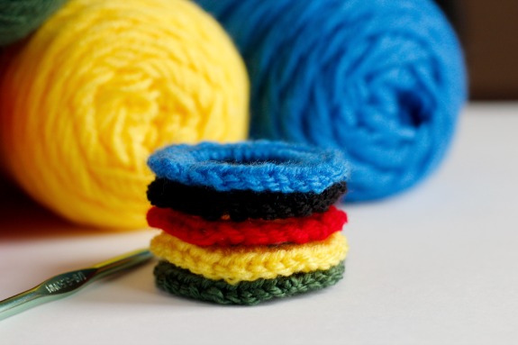 Olympic Rings Crocheted with Pipe Cleaners @makeandtakes.com