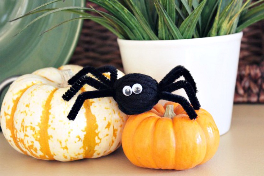 Pipe Cleaner Yarn Spiders to Spook for Halloween Make and Takes