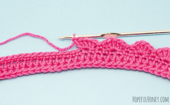 Scalloped Headband Crochet Pattern by hopefulhoney.com @makeandtakes.com