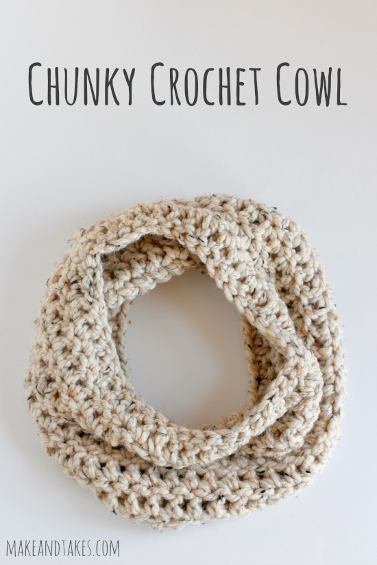 Simple 1 Skein Chunky Crochet Cowl Pattern @makeandtakes.com #crochetaday