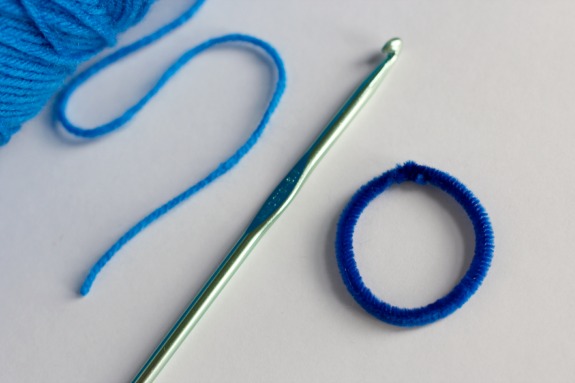 Supplies for Pipe Cleaner Crochet Olympic Rings @makeandtakes.com