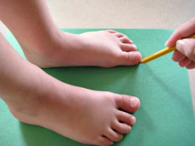 Tracing Feet for a Foot Craft