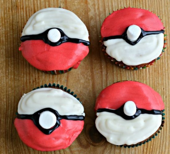 DIY Pokéball cupcakes