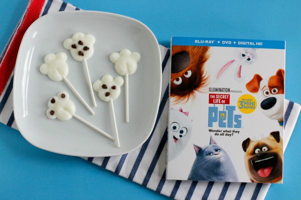yogurt-paw-print-pops-for-a-snack