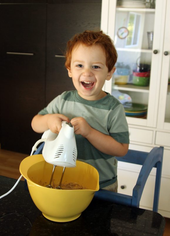 Making apple dip with toddlers