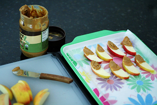 Apple slices with peanut butter