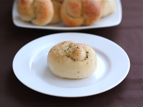 Easy Garlic Bread Knots 