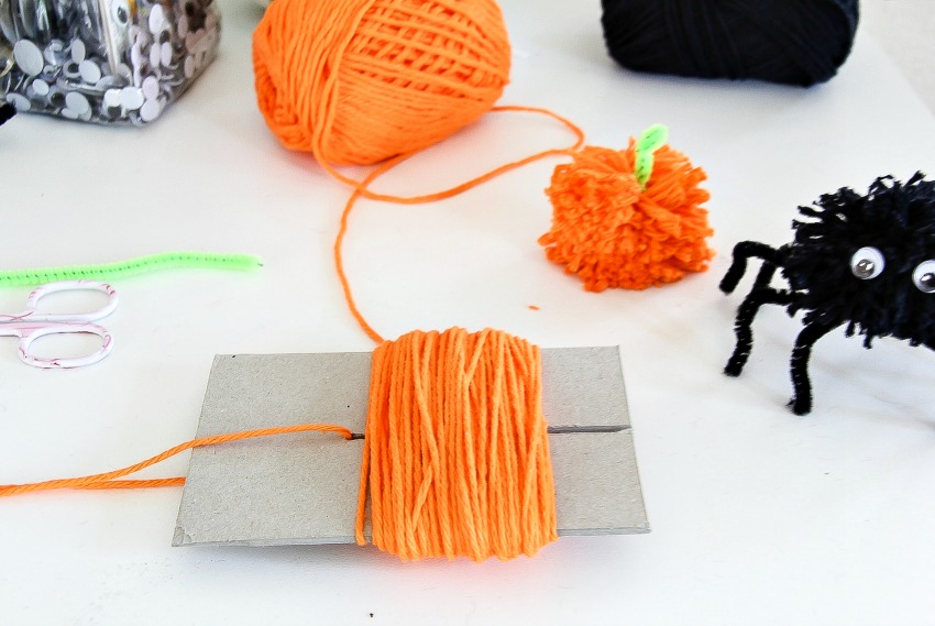 How to make yarn Pom Poms. Easy! 