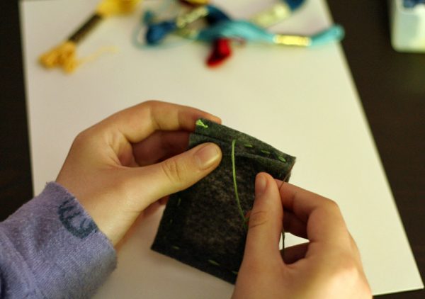 DIY magnetic felt frame with photo pocket