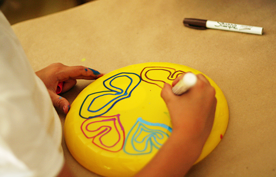 Decorating frisbees with paint pens