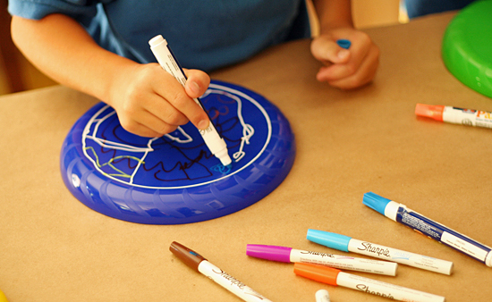 Coloring frisbees