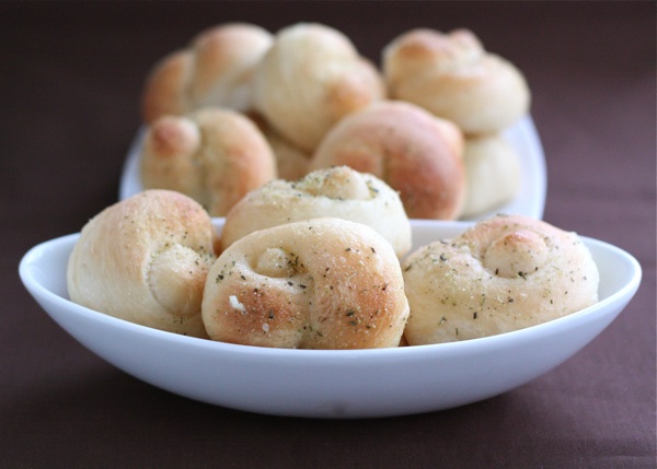 Easy Garlic Bread Knots 