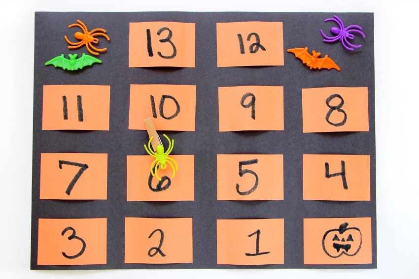 Easy DIY Halloween countdown pocket chart with spider clip made from construction paper!  A simple Halloween craft for kids.