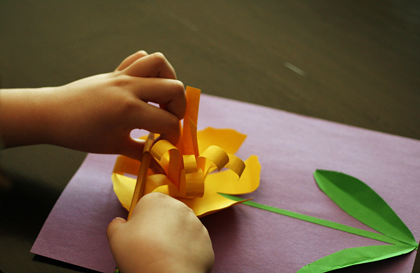 paper-daffodils-center-curling