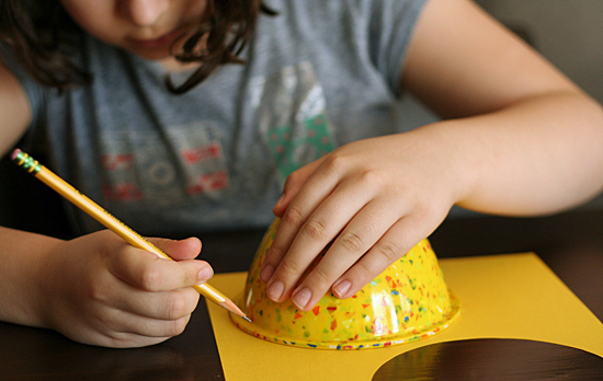 Tracing circle for paper daffodils