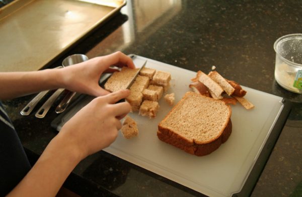 Slicing bread cubes for croutons