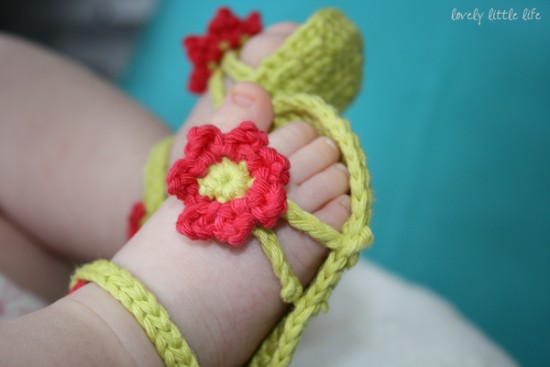 Crochet baby flower 2025 sandals