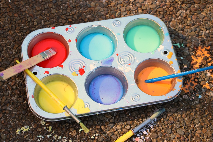 Easy DIY Sidewalk Chalk Paint for Kids! Take summer art outside with chalk paint!