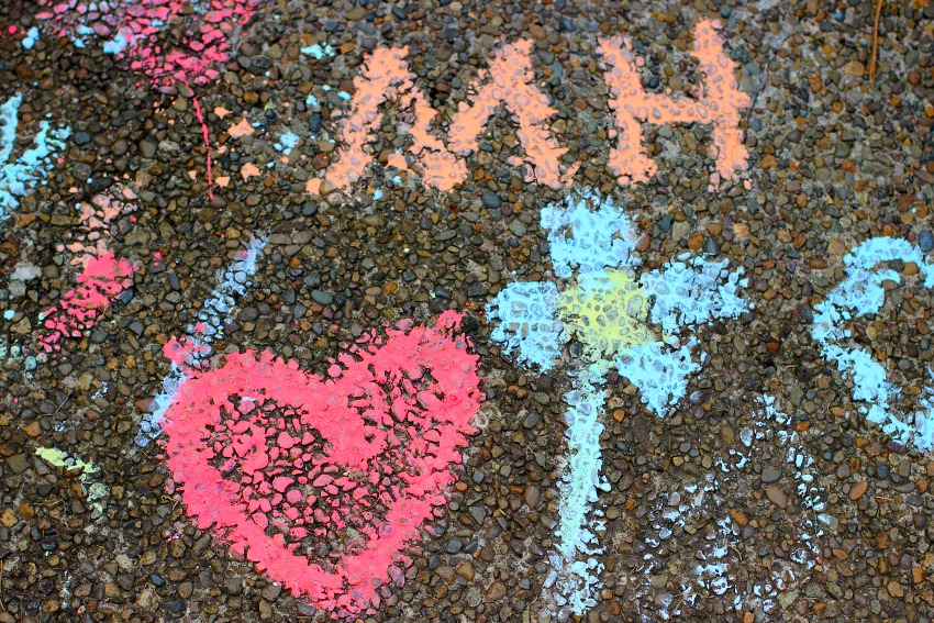 Easy DIY Sidewalk Chalk Paint for Kids! Take summer art outside with chalk paint!
