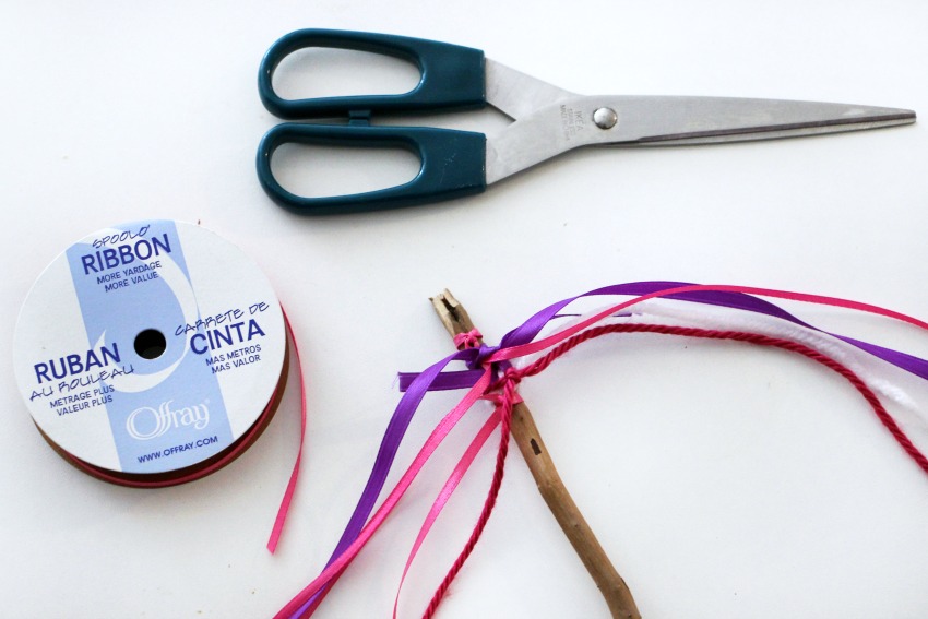 Easy stick wind streamers kids can make this summer! A fun nature craft for the backyard or camping trip!