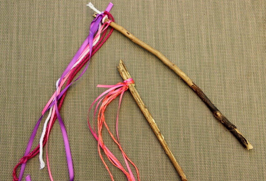Easy stick wind streamers kids can make this summer! 