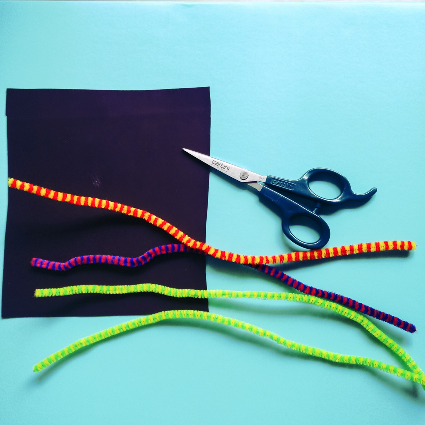 A Simple Pipe Cleaner Craft: Tic Tac Toe! - creative jewish mom