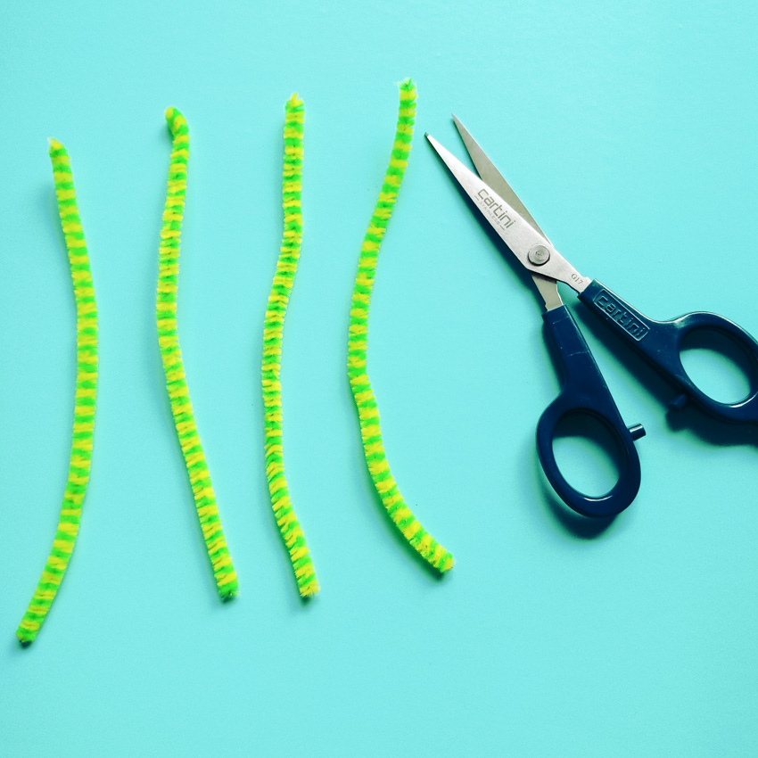 DIY Pipe Cleaner Tic Tac Toe - Make and Takes