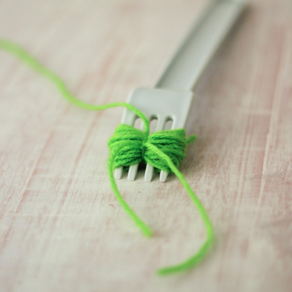 Pom Pom Yarn Necklace Making DIY