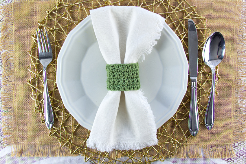 burlap placemat with gold white and green place setting