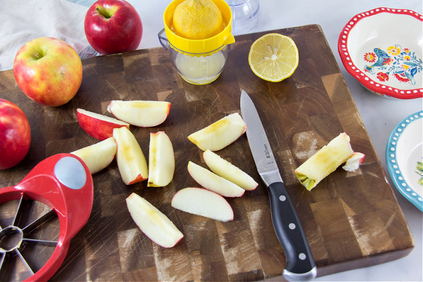 apples sliced to make apple pie