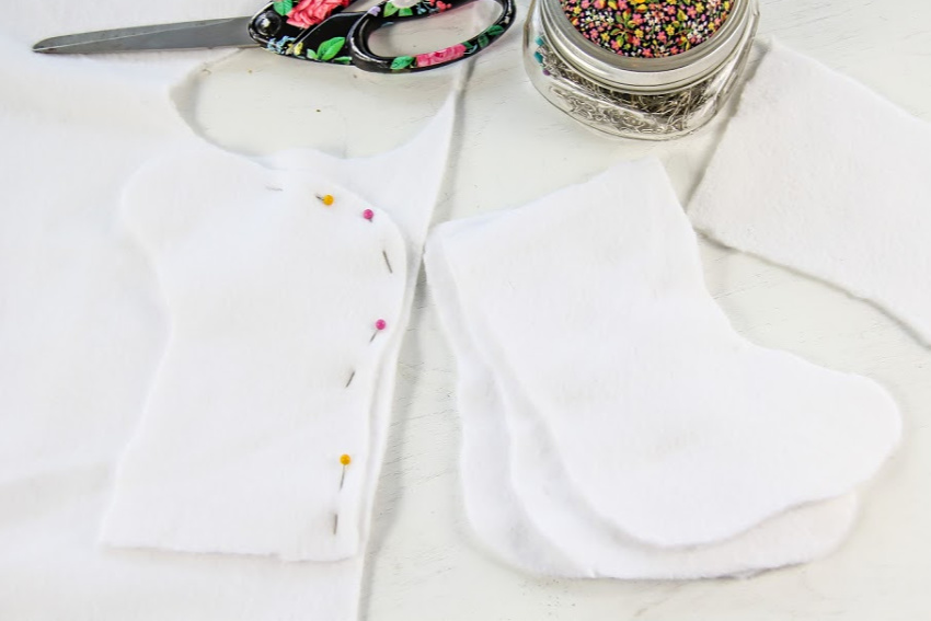 https://www.makeandtakes.com/wp-content/uploads/how-to-make-mini-fleece-stockings.jpg